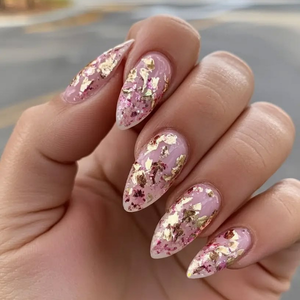 Nagel-topcoat met bladgoud voor opvallende nageldesigns